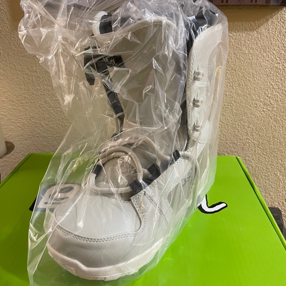 EVOL LOVE women’s snowboard boots NEW with box